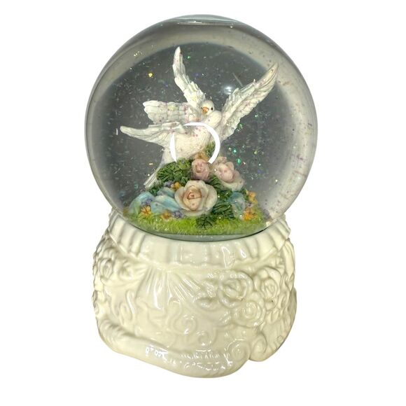 Vintage Sankyo Rotating Musical Snow Globe White Doves Flowers Collectible - Picture 1 of 7